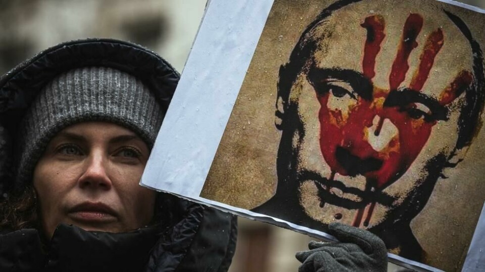 En demonstrant holder et plakat som viser Russlands president Vladimir Putin under en demonstrasjon mot Russlands militære invasjon av Ukraina, i Beograd, 6. mars 2022, 11 dager etter at Russland startet en militær invasjon på Ukraina.