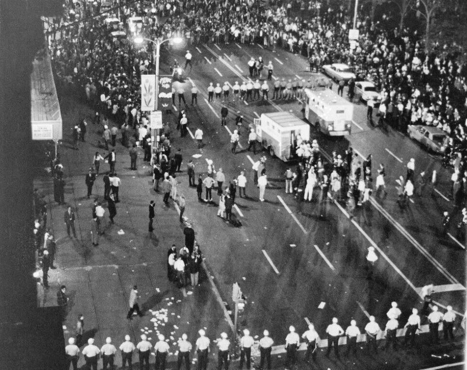 Chicago 28. august 1968: Politiet danner forsvarslinjer mot tusenvis av demonstranter på Michigan Avenue i Chicago. Chicago 28. august 1968: Politiet danner forsvarslinjer mot tusenvis av demonstranter på Michigan Avenue i Chicago. Foto: AP Photo