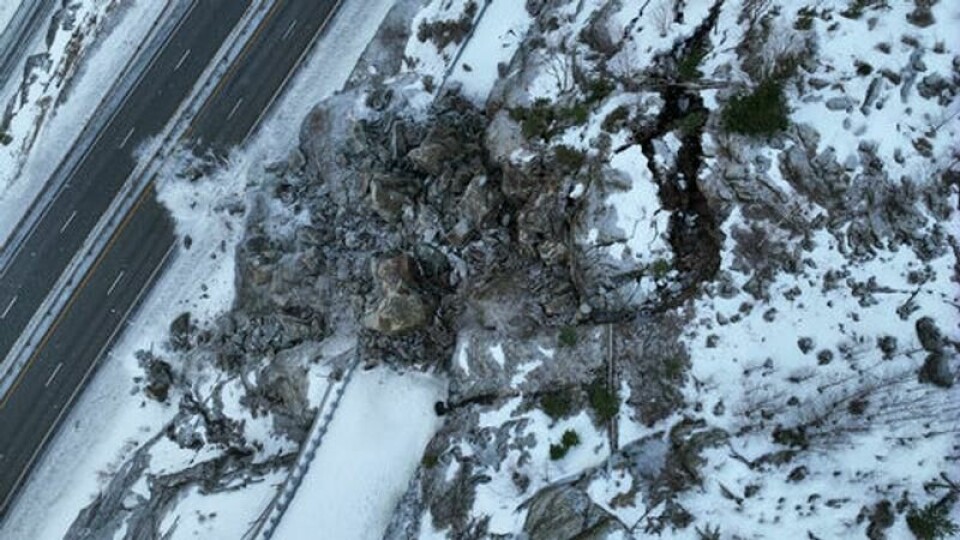 E6 er stengt i begge retninger ved Morskogen nord for Minnesund i Eidsvoll i Akershus etter et steinskred lørdag formiddag.