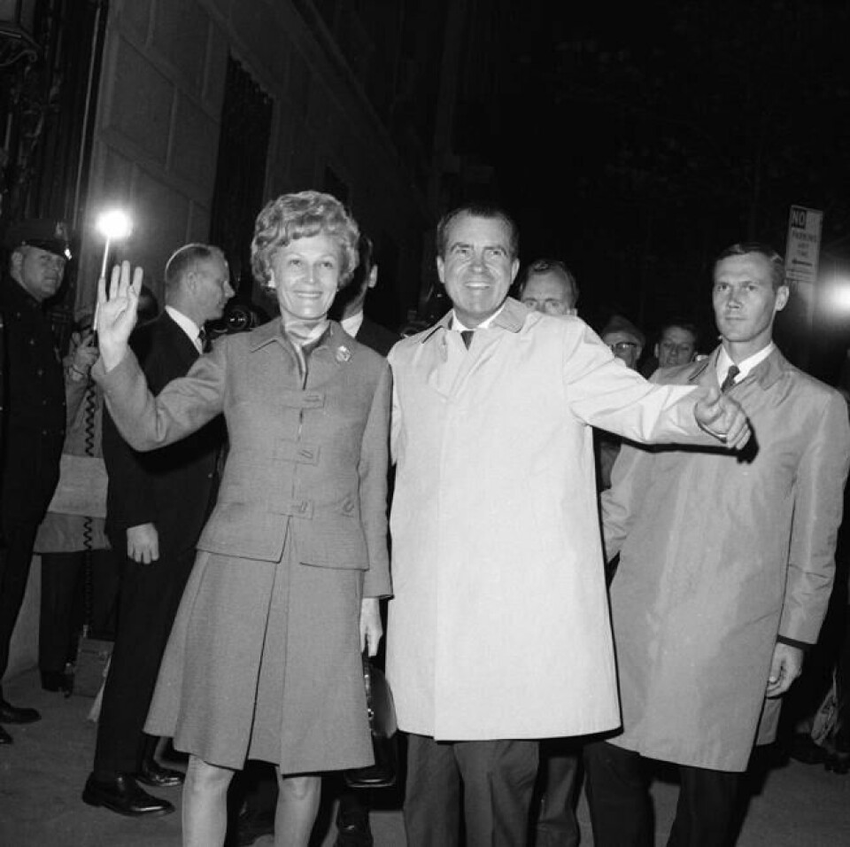 Nixon og kona Pat hilser pressen i New York 11. november 1968. Nixon og kona Pat hilser pressen i New York 11. november 1968. Foto: AP