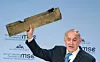 Israelsk statsminister Benjamin Netanyahu viser fram det han mener er en bit av en iransk drone skutt ned over Israel under en konferanse i Tyskland 18. februar. Foto: Lennart Preiss / AFP / NTB scanpix