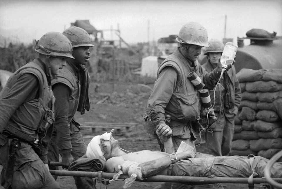 Februar 1968: En alvorlig skadd amerikansk soldat blir fraktet til helikopteret som skal ta han med til basen i Khe Sanh. Februar 1968: En alvorlig skadd amerikansk soldat blir fraktet til helikopteret som skal ta han med til basen i Khe Sanh. Foto: AP