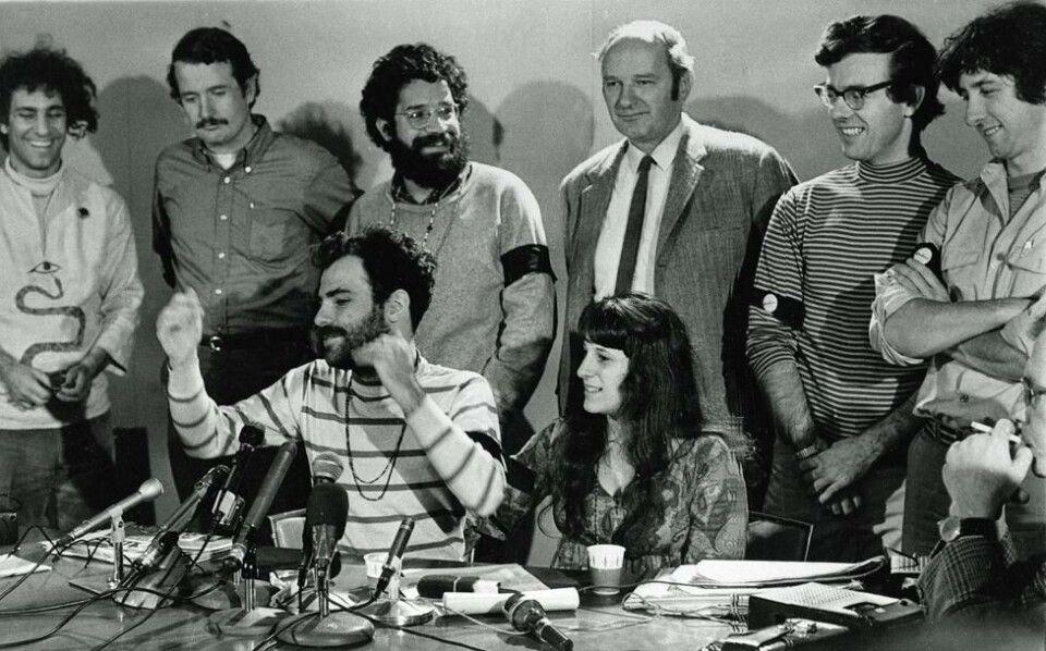 CHICAGO SEVEN: Abbie Hoffman, John Froines, Lee Weiner, Dave Dellinger, Rennie Davis og Tom Hayden ble tiltalt for konspirasjon og for å ha oppfordret til voldelige opptøyer. Her fra en pressekonferanse i 1969. CHICAGO SEVEN: Abbie Hoffman, John Froines, Lee Weiner, Dave Dellinger, Rennie Davis og Tom Hayden ble tiltalt for konspirasjon og for å ha oppfordret til voldelige opptøyer. Her fra en pressekonferanse i 1969. Foto: AP