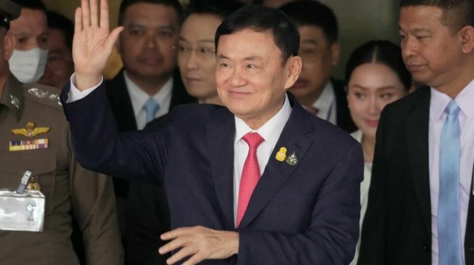 Thailands tidligere statsminister Thaksin Shinawatra slippes fri på prøveløslatelse søndag. Han har sittet inne siden han returnerte til Thailand i august etter 15 år i eksil. Foto: Sakchai Lalit / AP / NTB