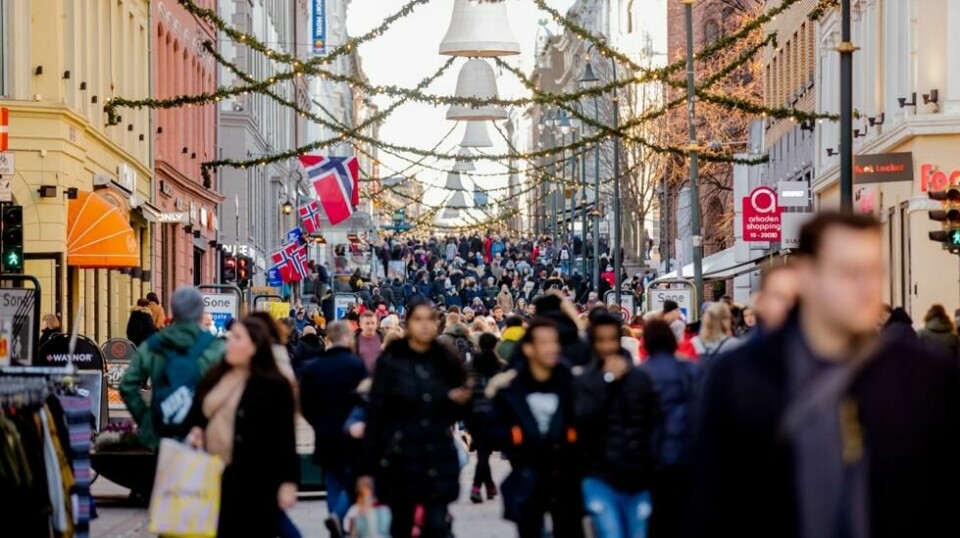 Julepyntet Karl Johans gate i Oslo under Black Friday.