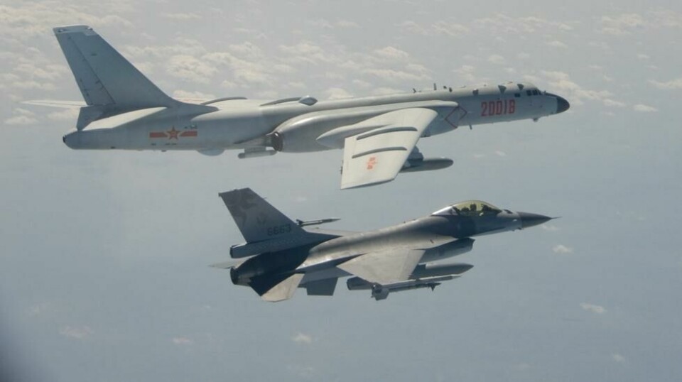 Et kinesisk bombefly av typen H-6 eskorteres av en taiwansk F-16. Bildet er fra 2020. Foto: AFP / NTB