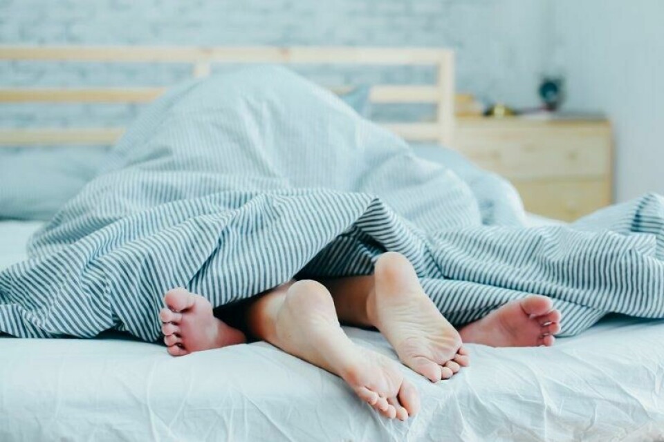 Sexologene råder til å sette klare rammer før man hopper til køys med personen man tok med hjem. Sexologene råder til å sette klare rammer før man hopper til køys med personen man tok med hjem. Foto: Twinsterphoto / Shutterstock / NTB