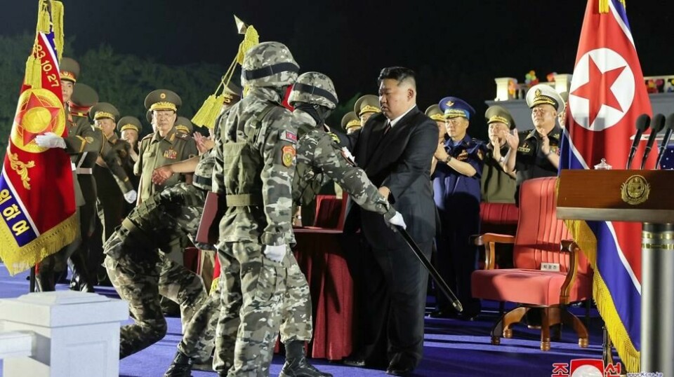 Nord-Koreas leder Kim Jong-un overrekker det nordkoreanske flagget til soldater på en seremoni i Pyongyang. Sør-Korea og Ukraina hevder at nordkoreanske soldater er sendt til Ukraina for å kjempe på russisk side i krigen.