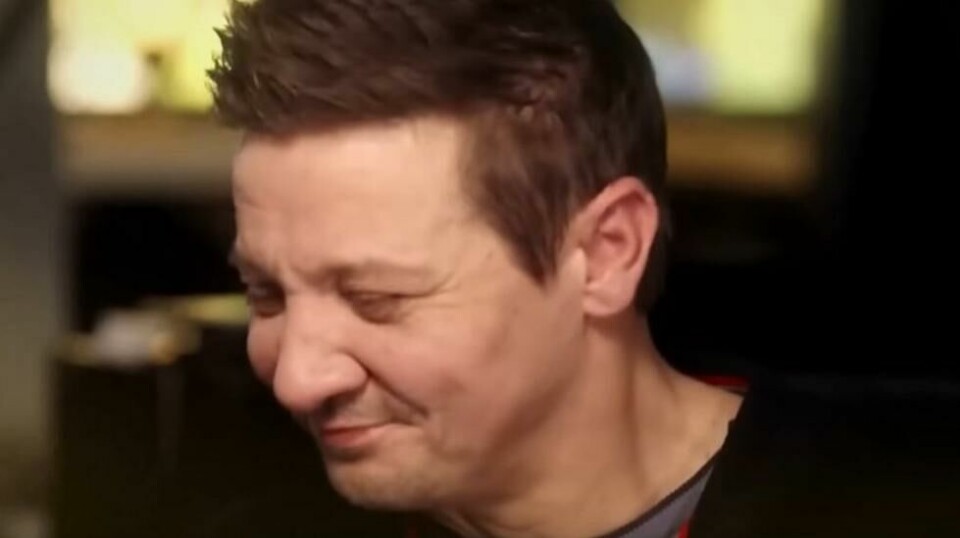 Jeremy Renner blir beveget under intervjuet med Diane Sawyer for Entertainment Tonight. Nå er han fast bestemt på å komme seg helt igjen, fysisk og psykisk, etter den dramatiske brøyebilulykken. (Skjermdump fra YouTube).