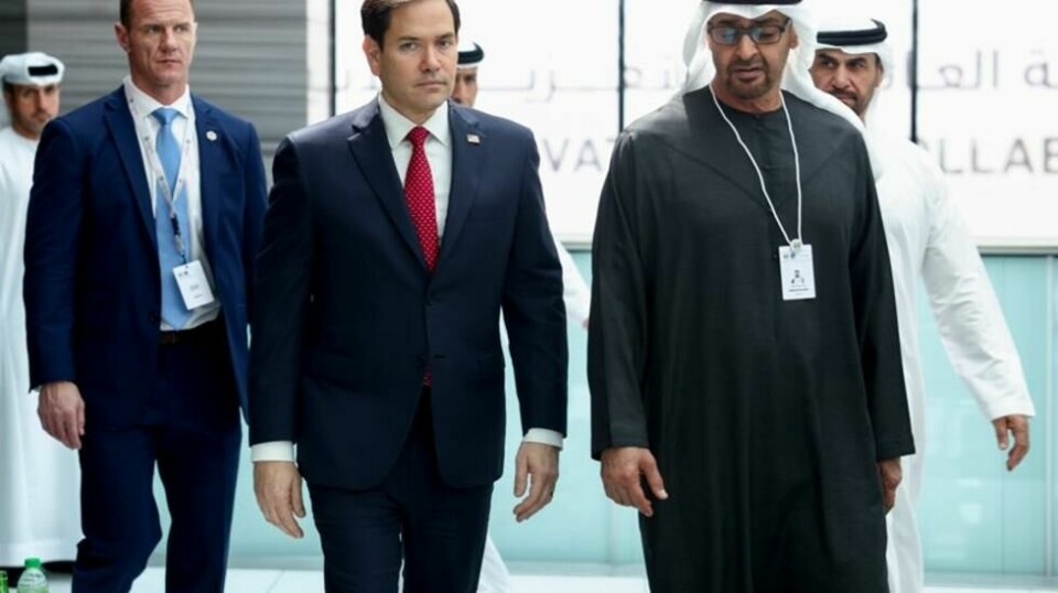 USAs utenriksminister Marco Rubio (i midten) besøkte onsdag De forente arabiske emirater og ble tatt imot av president Mohamed bin Zayed al-Nahyan (t.h.).