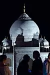 Reisedrømmer: Besøkende ser på en modell av indiske Taj Mahal under happeningen «Miniworld nattestid» i Lichtenstein øst i Tyskland 18. august. NTB Scanpix/AP.