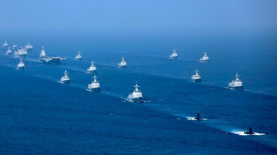 Dette bildet ble frigitt av Kinas Xinhua News Agency 12. april 2018, og viser hangarskipet «Liaoning» ledsaget av marinefregatter og ubåter under en øvelse i Sør-Kinahavet. Til tross for coronavirusutbruddet følger Kina nøye med alle militære øvelser rundt Taiwan ved den nordlige kanten av Sør-Kinahavet. (Li Gang / Xinhua via AP, File)
