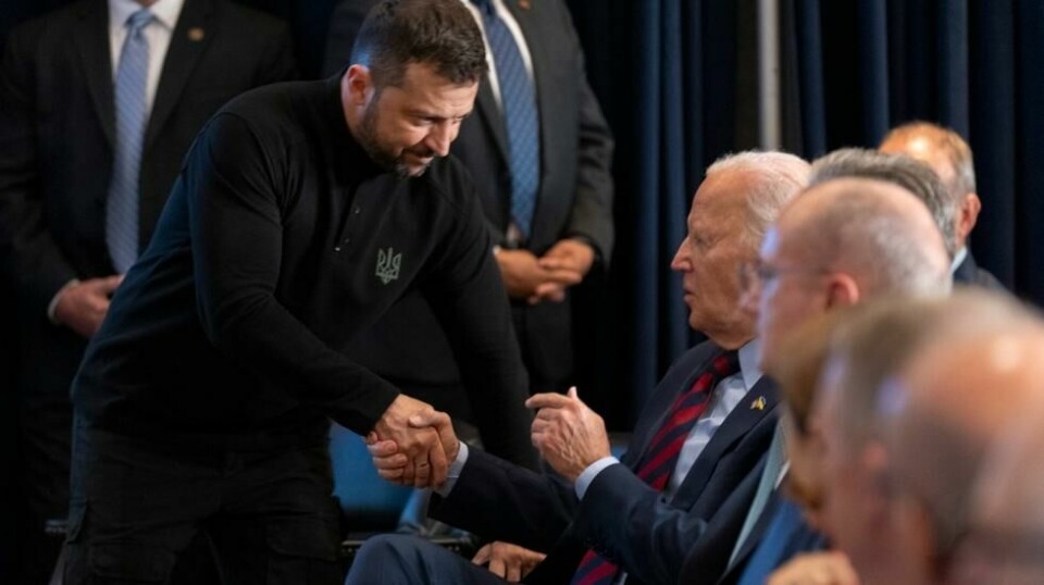 Ukrainas president Volodymyr Zelenskyj (stående) tar USAs president Joe Biden i hånden. Biden-administrasjonen kunngjorde onsdag en ny støttepakke til Ukraina på nesten 4 milliarder kroner. Foto: Manuel Balce Ceneta / AP / NTB