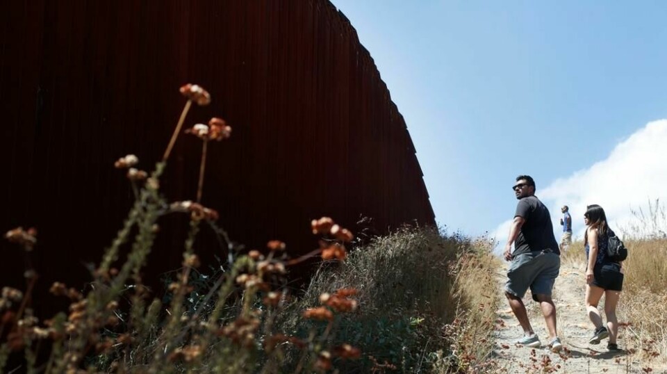 TRUMPS REGNING: For å gi nesten 800.000 «drømmere» oppholdstillatelse i USA, forlanger Donald Trump blant annet at det skal bygges en mur langs hele grensa til Mexico, slik som denne ved Tecate.