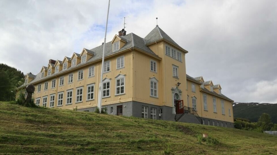 Solhov tilbyr overnatting i Nord-Norges største trebygning, et hus med mye historie. Foto: Roger Grosvold