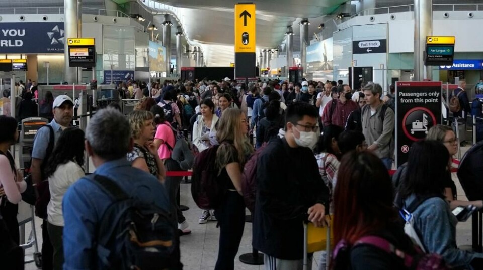 Reisende står i kø ved sikkerhetskontrollen på Heathrow flyplass i London, juni 2022. Illustrasjonsfoto.