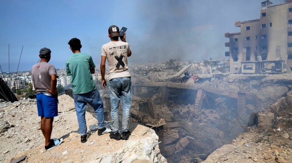 Et av bombekratrene etter de israelske angrepene sørøst i Beirut, fotografert lørdag. Myndighetene advarer om at dødstallene kommer til å stige ettersom mange fortsatt er savnet. Foto: Hussein Malla / AP / NTB