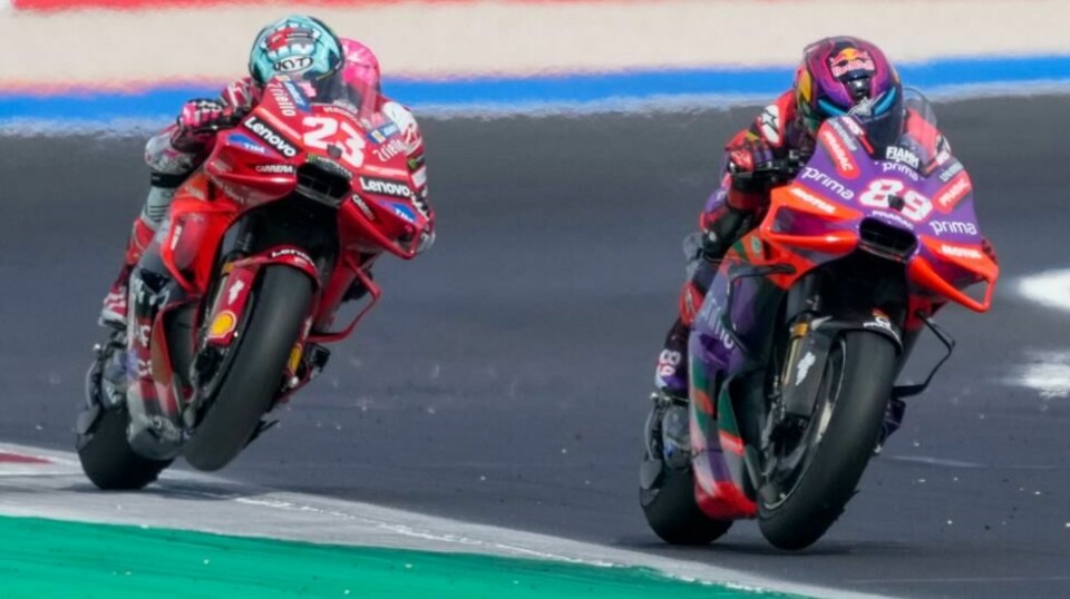 Jorge Martin (til h.) og Enea Bastianini duellerte om seieren i MotoGP-klassen i Emilia-Romagnas Grand Prix. Bastianini vant løpet, men Martin økte ledelsen i VM-sammendraget. Foto: Gragorio Borgia, AP / NTB