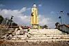 Store deler av Myanmar kan betegnes som en krigssone, som her i den lille byen Nam Hpat Kar i Shan-staten, hvor en skadet Buddha-statue står igjen etter harde kamper mellom Myanmars militære (Tatmadaw) og Kachin Independence Army (KIA). Tre år etter kuppet, er mer enn tre millioner mennesker på flukt i Myanmar, og de humanitære behovene er enorme. Foto: AFP / NTB