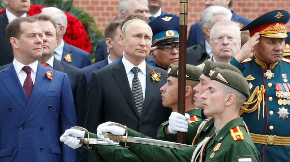 Russlands president Vladimir Putin, sammen med tidligere president Dimitrij Medvedev (t.v.) og Russlands forsvarssjef Sergej Sjojgu (t.h.).