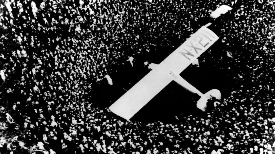 Et enormt folkehav samlet seg rundt Lindberghs fly «The Spirit of St. Louis» da han ankom Paris etter den strabasiøse flyturen over Atlanterhavet. Et enormt folkehav samlet seg rundt Lindberghs fly «The Spirit of St. Louis» da han ankom Paris etter den strabasiøse flyturen over Atlanterhavet. Foto: AP/NTB