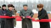 Nord-Koreas leder Kim Jong-un klippet snora til byen Samjiyon mandag. Foto: AFP / NTB scanpix.