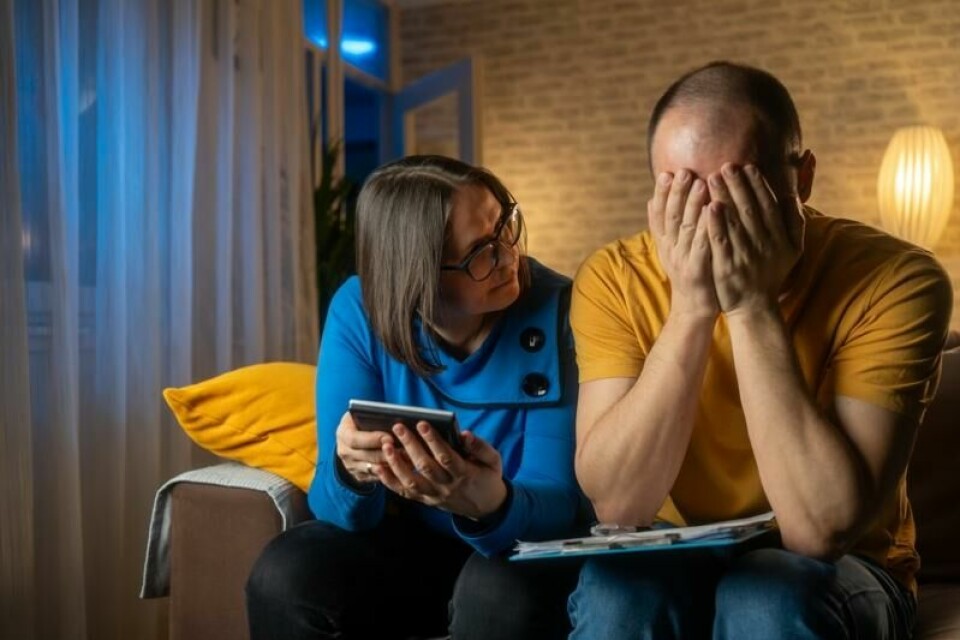 Ny forskning viser at når kvinnen tjener mer penger i parforholdet, øker sannsynligheten for å få psykiske plager betydelig, særlig for mannen. Ny forskning viser at når kvinnen tjener mer penger i parforholdet, øker sannsynligheten for å få psykiske plager betydelig, særlig for mannen. Foto: Nenad Cavoski / Shutterstock / NTB