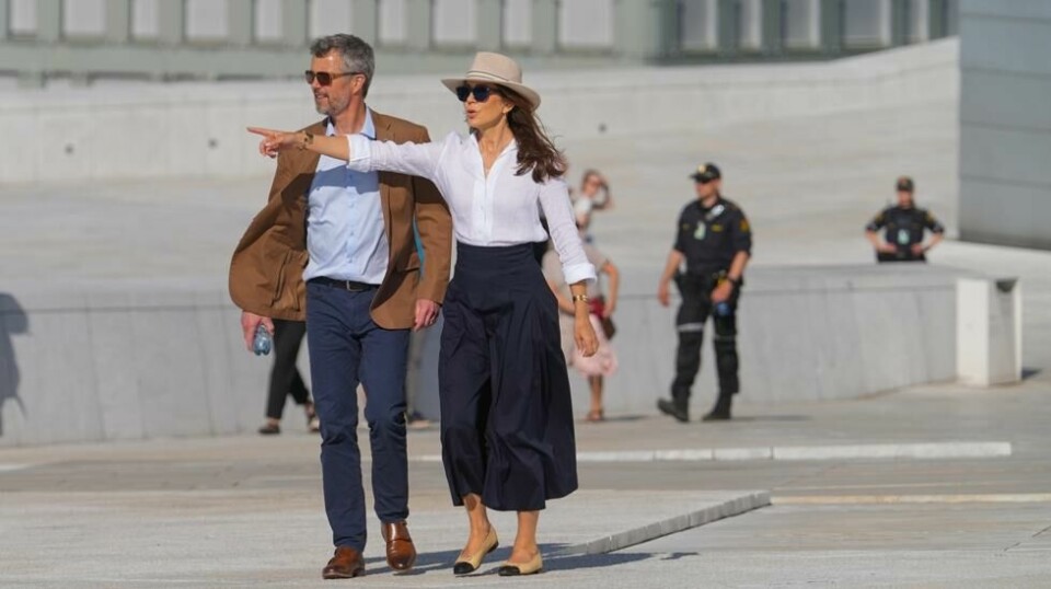 Kong Frederik og dronning Mary av Danmark nøt også finværet på Operataket. Foto: Lise Åserud / NTB