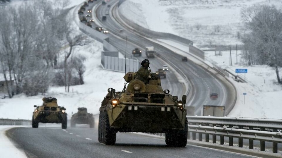 Russiske styrker kjører langs motorveien på Krimhalvøya. Bildet er tatt 18. januar 2022. Russiske styrker kjører langs motorveien på Krimhalvøya. Bildet er tatt 18. januar 2022. Foto: AP/NTB