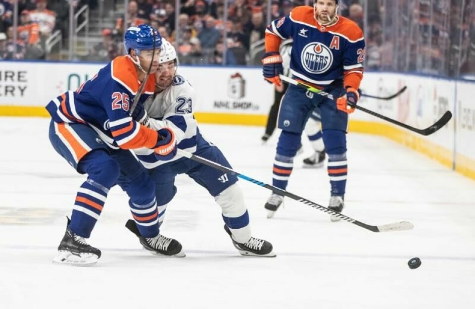 Tampa Bay Lightnings Mikey Eyssimont (nummer 23) kjemper mot Edmonton Oilers-spiller Darnell Nurse (25) i tirsdagens NHL-oppgjør i Canada. Edmonton vant kampen 2–1.