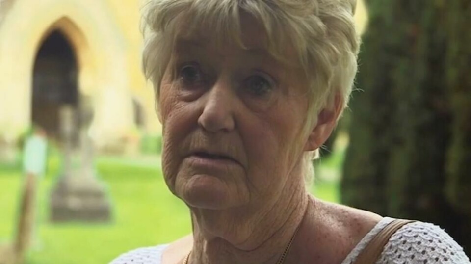 Etter 70 år, fikk Ann endelig løst mysteriet med hvem som legger blomster på brorens grav. Skjermdump: BBC.