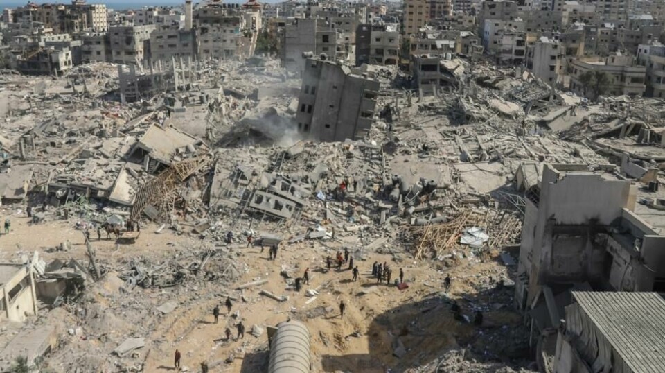 Palestinere går blant ruiner i nærheten av Shifa-sykehuset på Gazastripen tidligere denne måneden. Foto: Mohammed Hajjar / AP / NTB