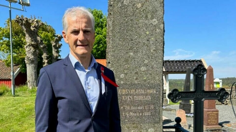Statsminister Jonas Gahr Støre feiret nasjonaldagen i Arendal kommune. Her er han ved Even Thorsens bauta i Flosta. Foto: Statsministerens kontor / Handout / NTB