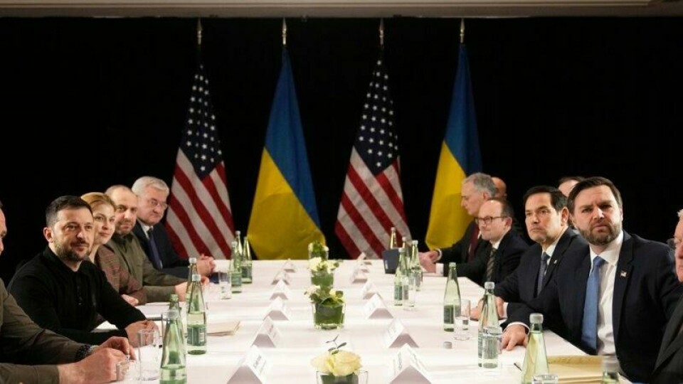 Ukrainas president Volodymyr Zelenskyj (i midten til venstre) møtte USAs visepresident J.D. Vance (nr. to fra høyre) på siden av sikkerhetskonferansen i München fredag. Begge hadde med seg hver sin delegasjon til møtebordet.