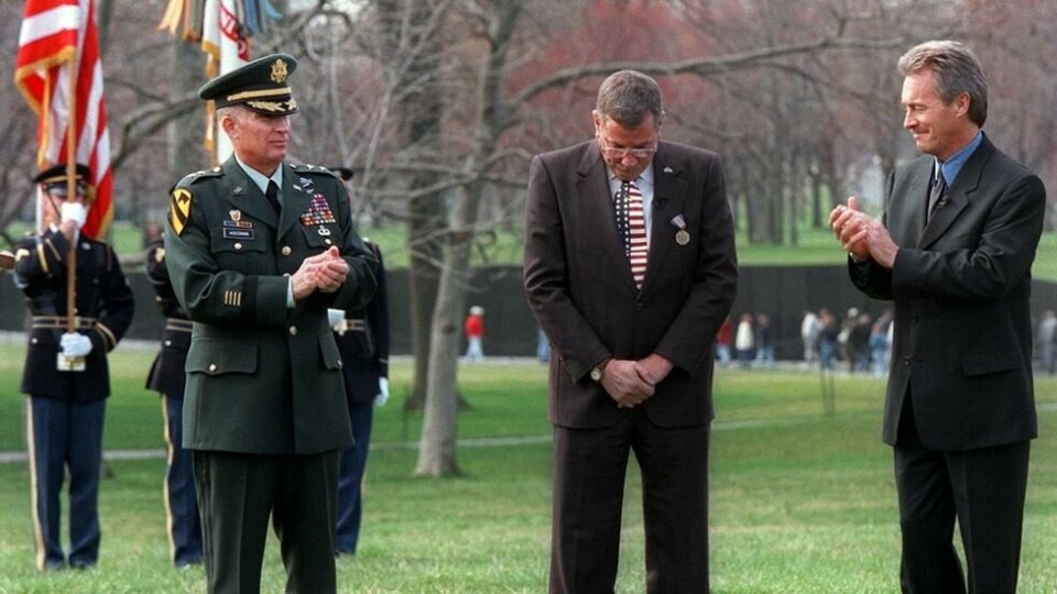 I 1998 fikk veteranene Hugh Thompson (midten) og Lawrence Colburn Soldatmedaljen, den høyeste utmerkelsen amerikanske militære kan få for bedrifter utført i en ikke-kamp-situasjon. Glenn Andreotta fikk også medaljen posthumt. Til venstre general Michael Ackerman som delte ut medaljene. I 1998 fikk veteranene Hugh Thompson (midten) og Lawrence Colburn Soldatmedaljen, den høyeste utmerkelsen amerikanske militære kan få for bedrifter utført i en ikke-kamp-situasjon. Glenn Andreotta fikk også medaljen posthumt. Til venstre general Michael Ackerman som delte ut medaljene. Foto: Ron Edmonds / AP