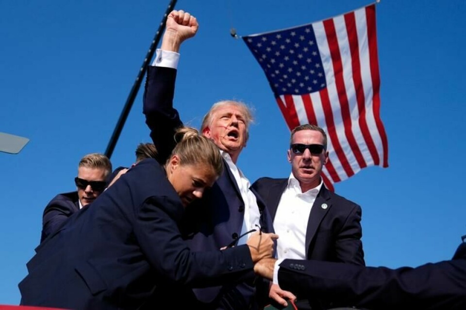 Donald Trump vil ha agenten som dekket ham under attentatet i Pennsylvania sist sommer, Sean Curran (t.h.), som ny leder av Secret Service.
