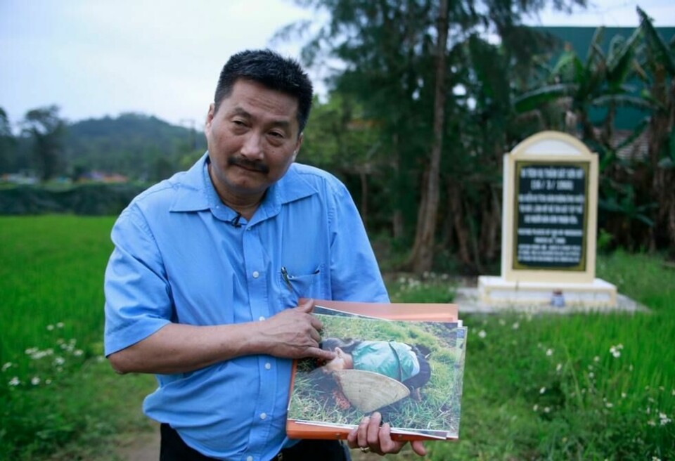 Tran Van Duc overlevde massakren og ble venn med fotografen som tok det siste bildet av moren hans Nguyen Thi Tau. Her er han ved et minnesmerke for massakren i 2018. Tran Van Duc overlevde massakren og ble venn med fotografen som tok det siste bildet av moren hans Nguyen Thi Tau. Her er han ved et minnesmerke for massakren i 2018. Foto: Hau Dinh / AP