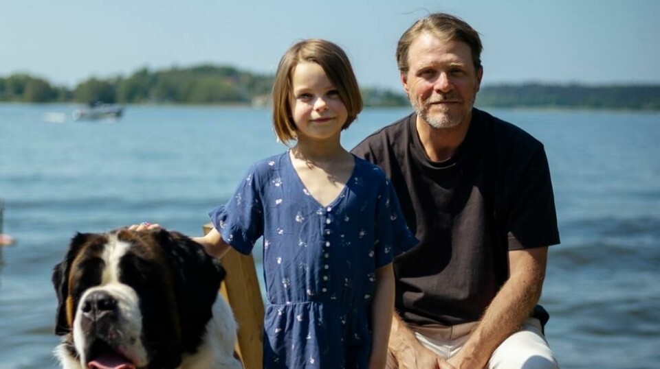Nykommeren Vega Åhman skal spille Tjorven i SVTs nyinnspilling av «Vi på Saltkråkan», mens Farbror Melker spilles av Henrik Norlén. Båtsmann er også med. Foto: Petrus Sjövik / SF Studios / Handout / NTB