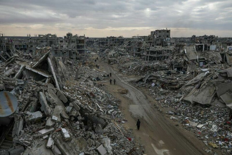 Israel har lagt store deler av Rafah sør på, Gazastripen i ruiner, og den israelske hæren innrømmer å ha angrepet ambulanser som skulle evakuere sårede sist søndag. En ambulansearbeider er funnet drept, mens 14 andre fortsatt er savnet. De sønderskutte bilene er funnet delvis begravd i sanden.