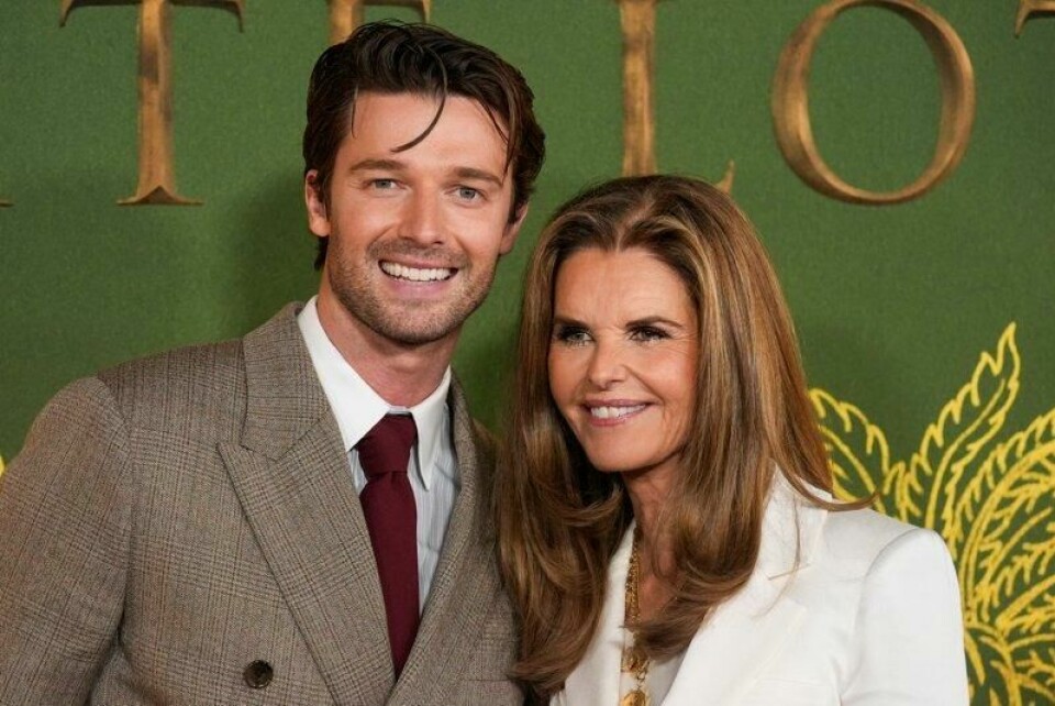 Patrick Schwarzenegger og Maria Shriver under premierefesten til sesong tre av «The White Lotus». Patrick Schwarzenegger og Maria Shriver under premierefesten til sesong tre av «The White Lotus». Foto: AP / Chris Pizzello / NTB