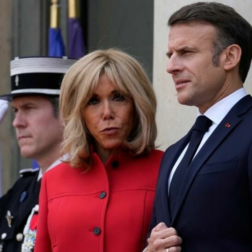 Presidentfrue Brigitte Macron har en cameorolle i fjerde sesong av «Emily in Paris», som er å se nå. Det tror Emmanuel Macron er bra for hans virksomhet også.