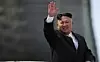 SELVSIKKER: Kim Jong Un vinket til sitt underkuete folk under en militærparade i Pyongyang.Foto: Wong Maye-e / AP