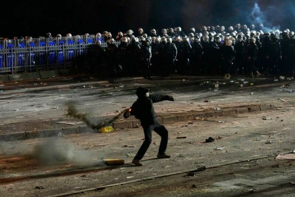 En demonstrant kaster fyrverkeri under lørdagens markering mot pågripelsen av Ekrem Imamoglu i Istanbul.