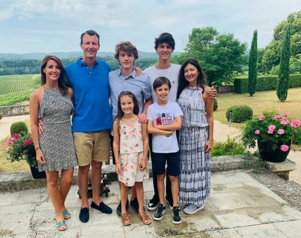 Prins Joachim og resten av familien var onsdag samlet på familiestedet Château de Cayx i Sør-Frankrike for å feire 18-årsdagen til prins Felix (bakerst i midten). Foto: Det danske kongehuset Prins Joachim og resten av familien var onsdag samlet på familiestedet Château de Cayx i Sør-Frankrike for å feire 18-årsdagen til prins Felix (bakerst i midten). Foto: Det danske kongehuset