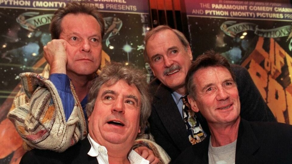 Monty Python-stjernene fra «Life of Brian» samlet til jubileum i 1999, minus Graham Chapman, som døde ti år etter innspillingen av filmen der han hadde tittelrollen. Fra venstre: Terry Gilliam, John Cleese, Terry Jones og Michael Palin. Foto: AP / NTB