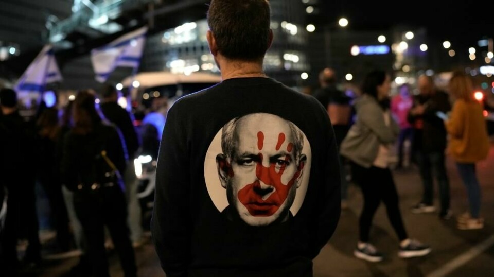 En israelsk demonstrant i Tel Aviv markerer sin motstand mot statsminister Benjamin Netanyahu og landets krigføring i Gaza.