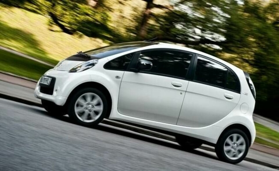 Citroën C-Zero er i praksis en Mitsubishi. Rekkevidden sladrer om at den begynner å bli godt voksen. Citroën C-Zero er i praksis en Mitsubishi. Rekkevidden sladrer om at den begynner å bli godt voksen.