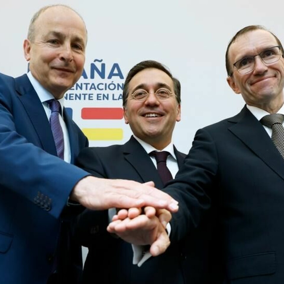 Utenriksministrene Micheál Martin (t.v.), José Manuel Albares og Espen Barth Eide (t.h.) fra henholdsvis Irland, Spania og Norge i Brussel mandag. Der hadde de holdt en felles pressekonferanse om Gaza-krigen og situasjonen i Midtøsten. Foto: Geert Vanden Wijngaert / AP / NTB