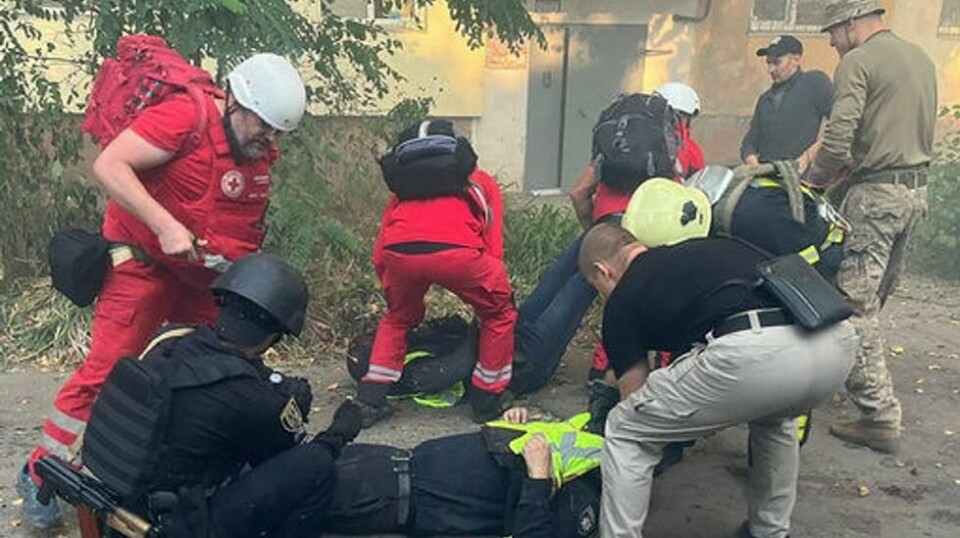 Minst ni personen ble drept i et russisk dobbelt angrep mot et helsesenter i Sumy, ifølge ukrainske myndigheter. Foto: Ukrainske nødetater / AP / NTB