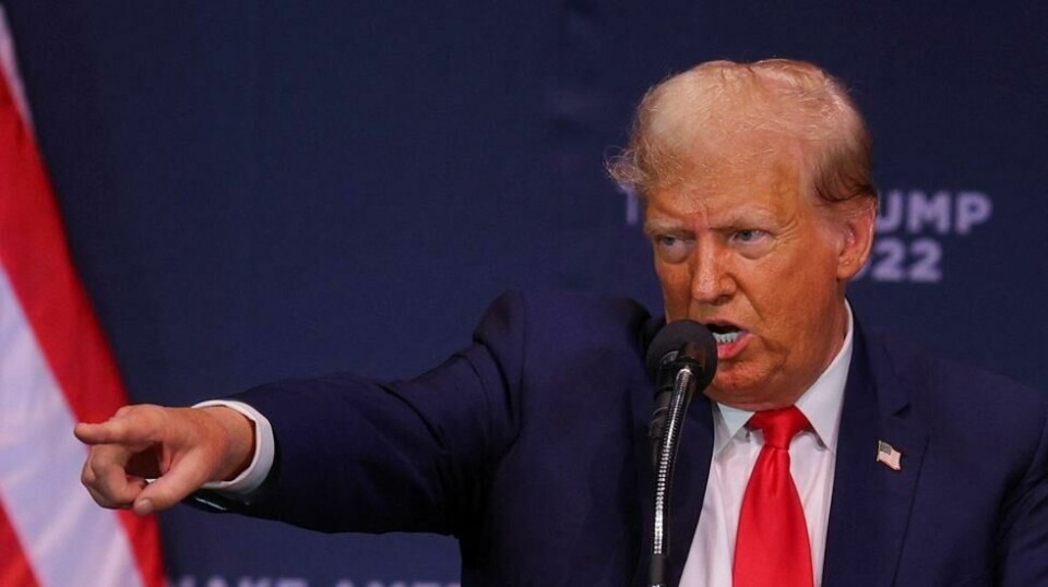 Presidentkandidat og tidligere president Donald Trump gestikulerer mens han holder en tale under et valgkampmøte i New Hampshire, USA, 9. oktober 2023.